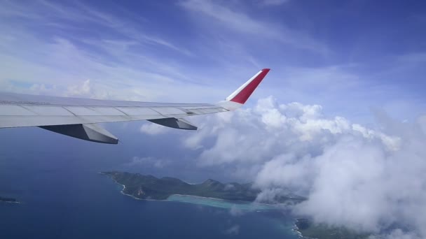 a felhők felett repülő légi jármű szárny - Felvétel, videó