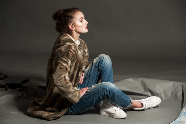 fashion woman in  brown fur coat pose - Fotografie, Obrázek