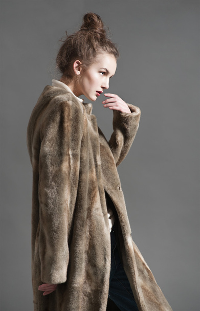 fashion woman in  brown fur coat pose - Fotó, kép