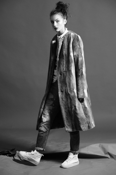 moda kadın kahverengi kürk paltolu poz - Fotoğraf, Görsel