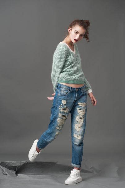 modelka pozować w niebieskie dżinsy i wełnisty sweter - Zdjęcie, obraz