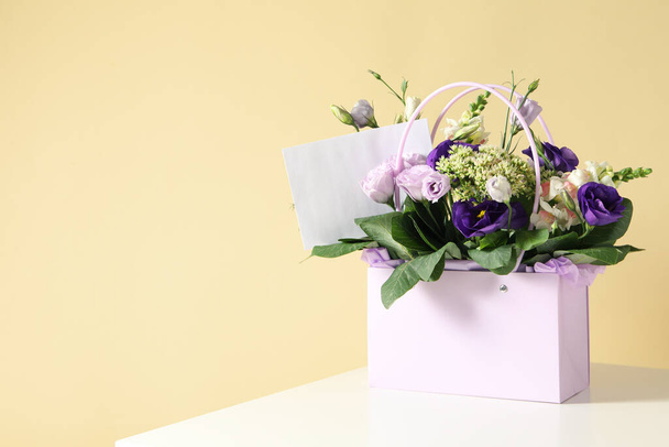 Belles fleurs fraîches dans un sac cadeau. - Photo, image