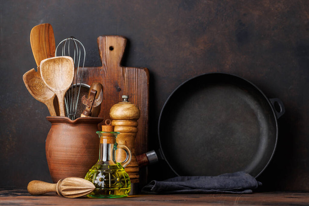 Essenciais culinários: diversos utensílios de cozinha e especiarias na mesa da cozinha - Foto, Imagem
