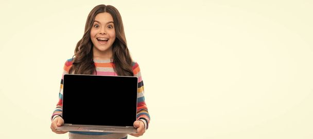 verbaasd tiener meisje studie online onderwijs maken presentatie op computer kopiëren ruimte scherm, school. - Foto, afbeelding