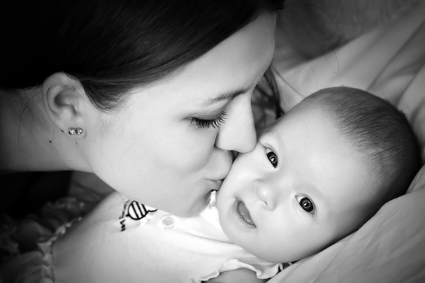 Mother kissing baby - Valokuva, kuva