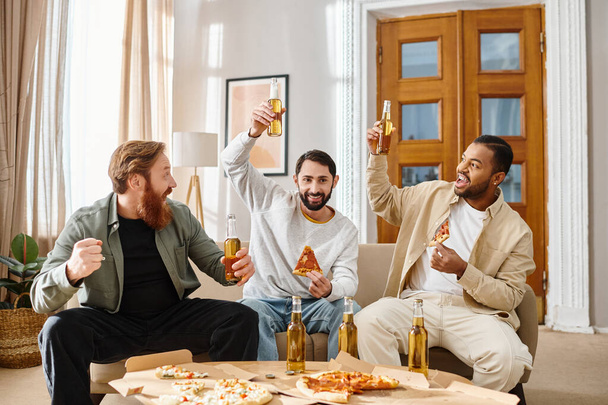Drei fröhliche, interrassische Männer in lässiger Kleidung genießen gemeinsam Bier und Pizza auf einer gemütlichen Couch. - Foto, Bild