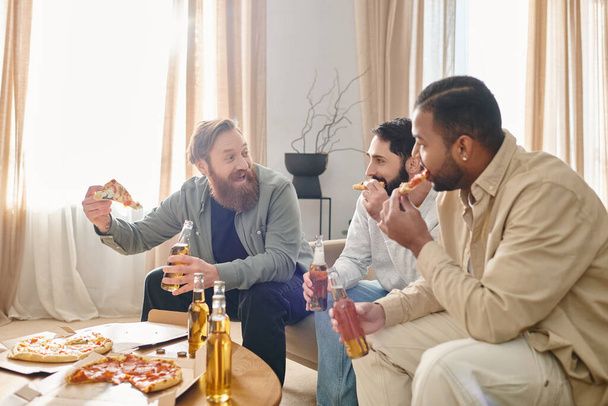 Três homens alegres e bonitos de diferentes etnias rindo e comendo pizza juntos em uma mesa de traje casual. - Foto, Imagem