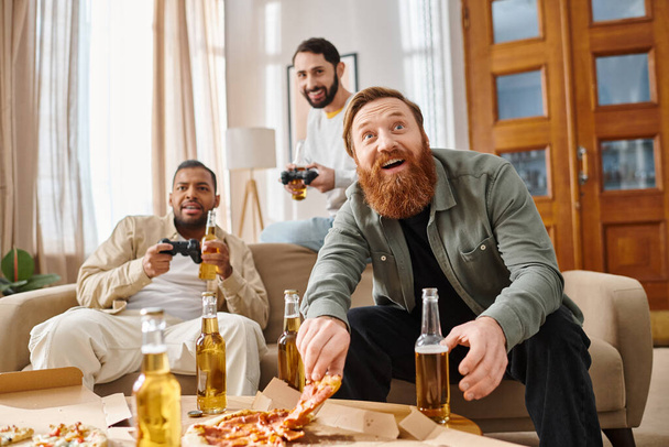 Trois hommes gais, beaux et interracial en tenue décontractée assis autour d'une table, mangeant joyeusement de la pizza ensemble. - Photo, image