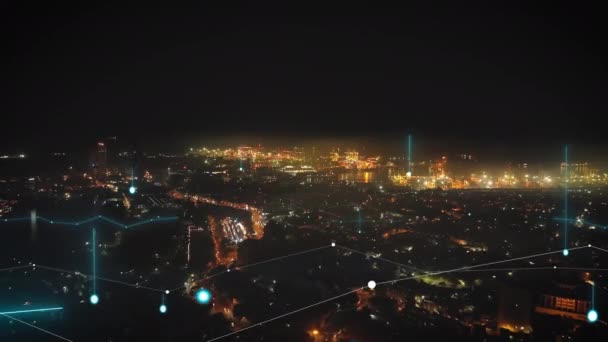 Adelante vuelan por encima de la ciudad nocturna. Vista aérea de la ciudad y terminal logística en el puerto marítimo que brilla en la oscuridad. Colombo, Sri Lanka. Añadidos efectos visuales de realidad aumentada. - Metraje, vídeo