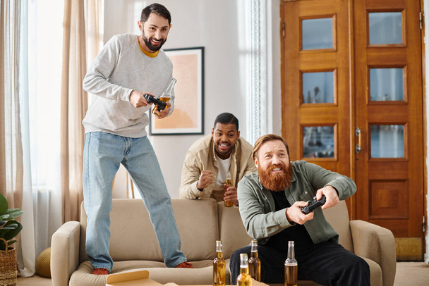 Dos hombres, de diferentes razas, disfrutan de una animada sesión de juego en el sofá, exudando alegría y camaradería en su atuendo casual. - Foto, imagen