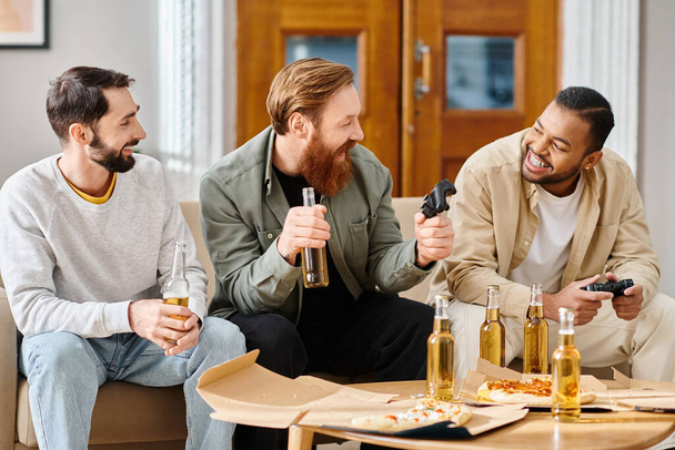Trois hommes gais et interracial en tenue décontractée dégustant des boissons et riant autour d'une table pendant qu'ils partagent un moment d'amitié. - Photo, image