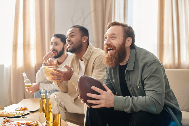 Farklı ırklardan üç yakışıklı, neşeli adam bir masada pizzanın tadını çıkarıyor, gündelik giyinmiş ve arkadaşlıklarını paylaşıyorlar.. - Fotoğraf, Görsel
