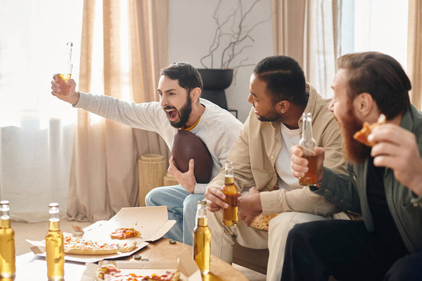 Három vidám, jóképű, különböző fajtájú férfi ül az asztal körül, élvezik a pizzát és egymás társaságát egy hangulatos otthoni környezetben.. - Fotó, kép