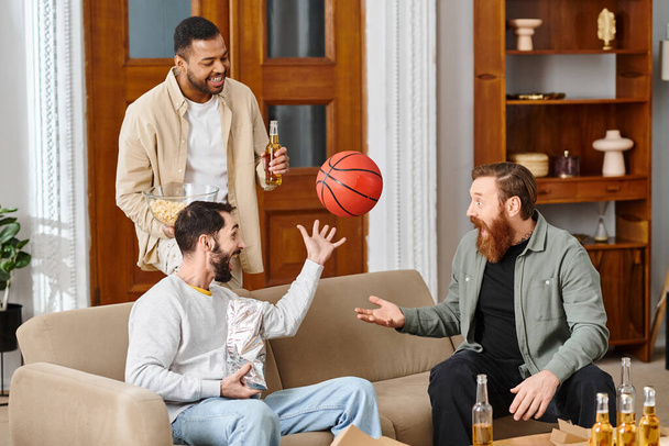 Три гарні, веселі чоловіки різних рас грають в інтенсивну гру з баскетболу, демонструючи атлетизм, командну роботу та камуфляж. - Фото, зображення