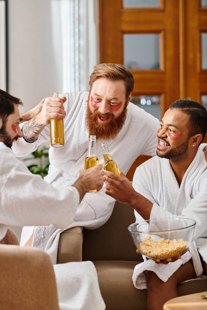 Drei unterschiedlich gut gelaunte Männer in Bademänteln genießen Wein und Kameradschaft an einem Tisch. - Foto, Bild
