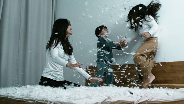 Feather Bed Fiesta - Divertimento in famiglia con migliaia di piume in super slow motion - Foto, immagini