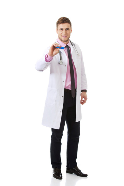 Male doctor holding a thermometer. - Foto, imagen