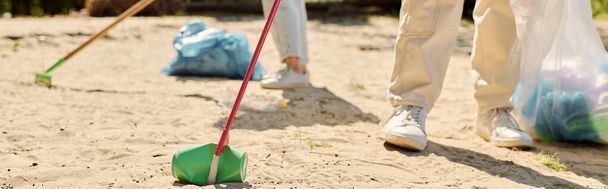 Monirotuinen rakastava pari puhdistaa puistoa intohimoisesti turvakäsineitä käytettäessä. - Valokuva, kuva