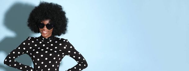 Heureuse femme noire dans un chemisier à pois. - Photo, image