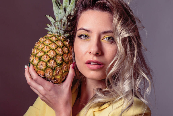 bela mulher loira com maquiagem amarela e maquiagem criativa de abacaxi  - Foto, Imagem