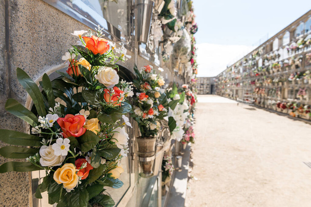 Κήπος της Μνήμης: Η γλώσσα των λουλουδιών του νεκροταφείου - Φωτογραφία, εικόνα