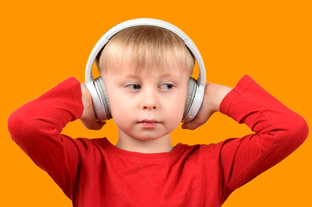 маленький ребенок слушает музыку - Фото, изображение