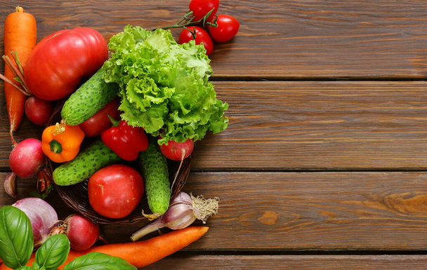 木のテーブルの有機野菜 健康的な食事 - 写真・画像