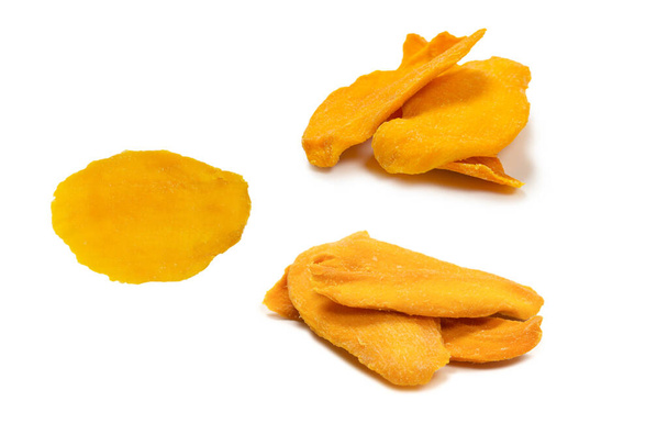 Droge smakelijke mango plakjes geïsoleerd op een witte achtergrond. Bovenaanzicht.  - Foto, afbeelding