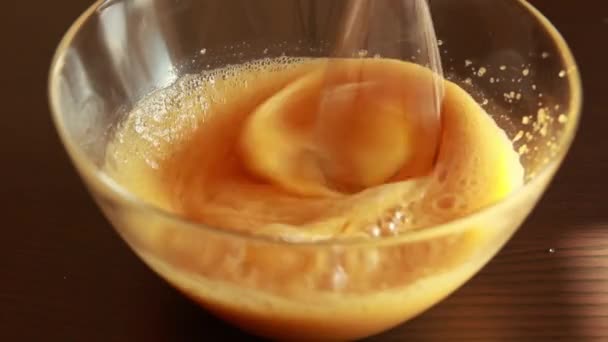 fusión culinaria: mezclar los huevos y el azúcar en un recipiente de vidrio - Imágenes, Vídeo
