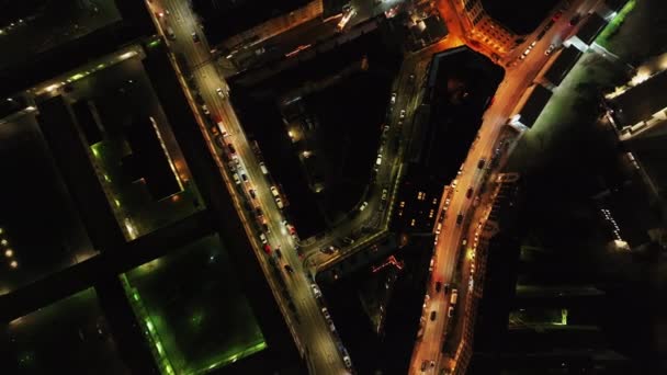 Madarak felszálló lövés autók vezetés az esti utcákon a városi kerületben. Metropolisz felett repülünk éjszaka. Bécs, Ausztria. - Felvétel, videó