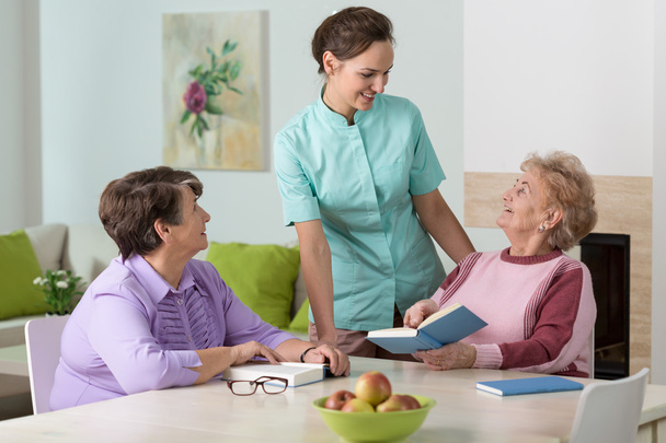 Two elderly women and a friendly nurse - Foto, Imagem