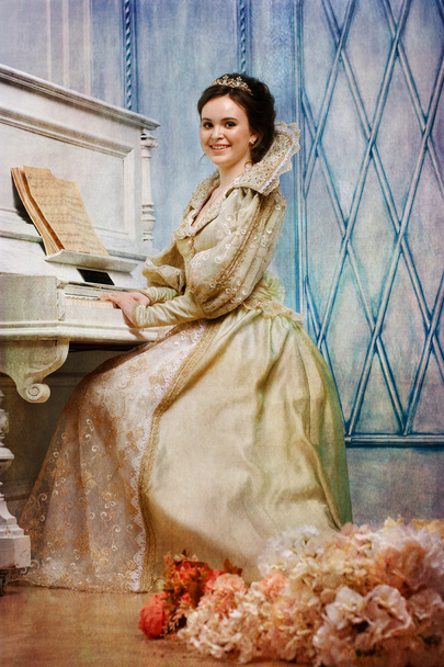 Βασίλισσα κοντά πιάνο - Φωτογραφία, εικόνα