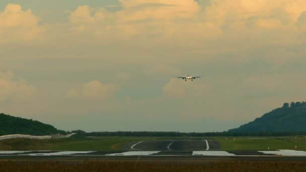 Jet samolot zbliża się w zmierzchu - Materiał filmowy, wideo