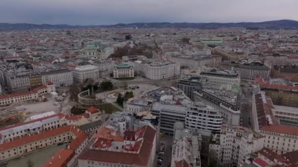 Filmagem aérea de ruas e edifícios em borough urbano. Grandes palácios ao redor de Schwarzenbergplatz. Vista panorâmica da metrópole. Viena, Áustria. - Filmagem, Vídeo