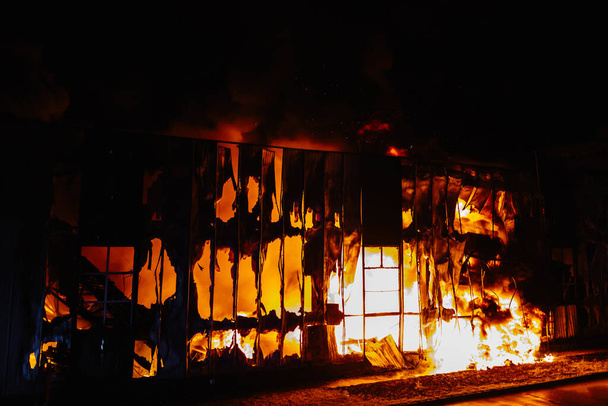 Incendie intense brûlant à l'intérieur du bâtiment la nuit - Photo, image