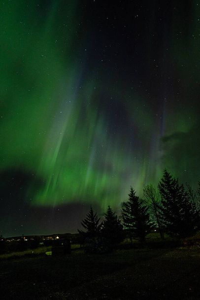 Luces boreales en una noche de otoño en Islandia. Turismo campista en la isla. - Foto, Imagen