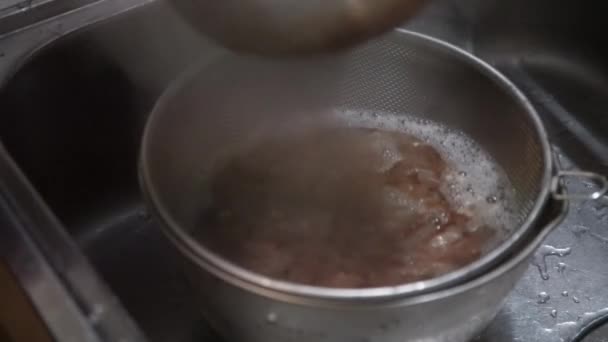 Egy nő, aki bonitópelyhekből készít levest. - Felvétel, videó