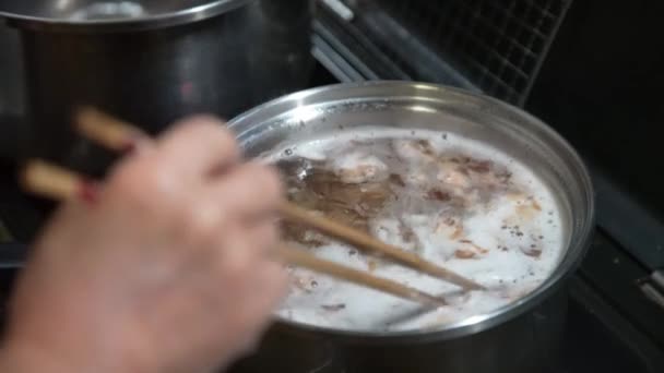 Egy nő, aki bonitópelyhekből készít levest. - Felvétel, videó