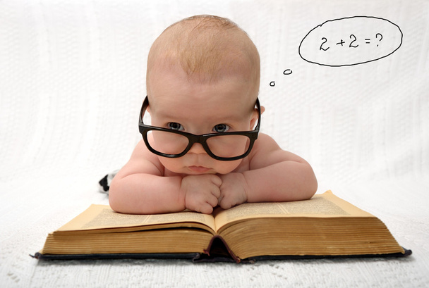 Baby in glasses counting in mind - Foto, afbeelding