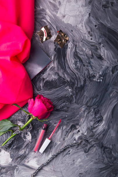 Okouzlující make-up nástroje a čerstvé růže nastavit na černobílé tekuté výtvarné pozadí. - Fotografie, Obrázek