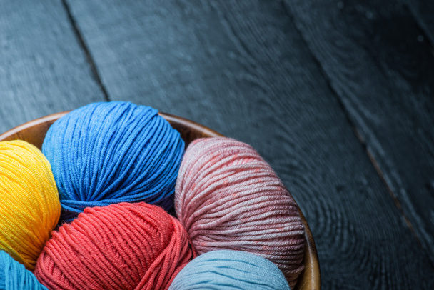 Boules de fils de tricot colorées dans le panier
 - Photo, image
