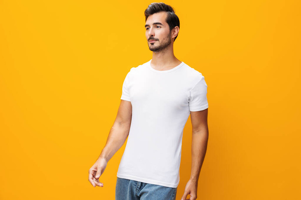 Mies paita rento malli t-paita edessä valkoinen tila muotokuva tyhjä elämäntapa keltainen studio vaatteet näkymä mockup kopioi hymy tausta malli eristetty - Valokuva, kuva