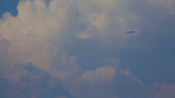 Jet samolot zbliża się w zmierzchu - Materiał filmowy, wideo