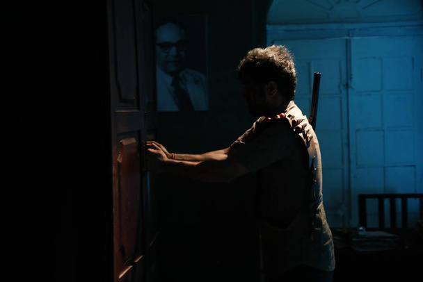 Kapıdaki adamın silueti - Fotoğraf, Görsel