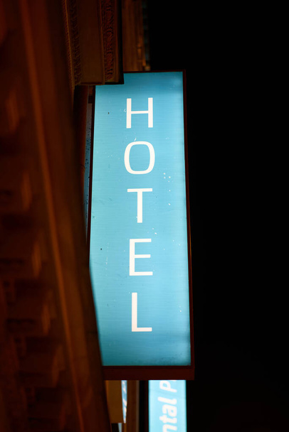 Verlicht teken van een hotel in het centrum van Praag in de late avond                                - Foto, afbeelding