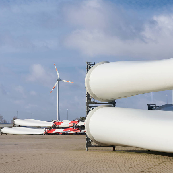Almanya 'nın Magdeburg kentindeki bir sanayi bölgesinde rüzgar türbini pervaneleri için depolama alanı                                - Fotoğraf, Görsel