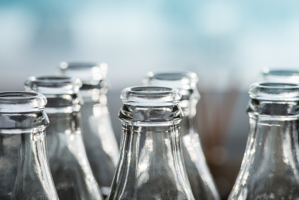 Прозорі скляні пляшки на сонці
 - Фото, зображення