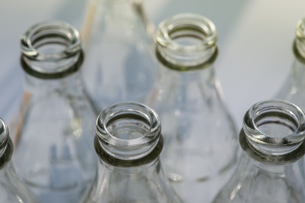 Σαφή γυάλινα μπουκάλια στον ήλιο - Φωτογραφία, εικόνα