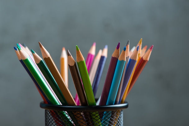 Μάτσο μολύβια χρώματος σε μια στάση - Φωτογραφία, εικόνα