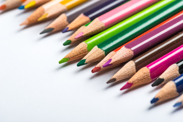 Несколько цветных карандашей на белом листе бумаги
 - Фото, изображение